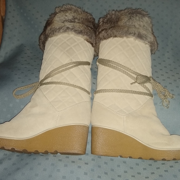 Marc Jacobs cream suede wedge boots. Size 36 - Picture 6 of 12